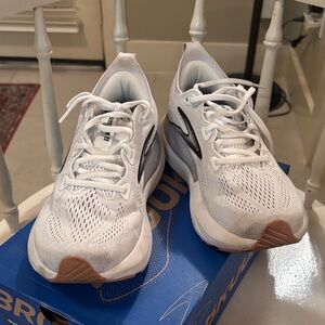 Brooks White and Gray Running Shoes Size 7.5 Very Good Condition